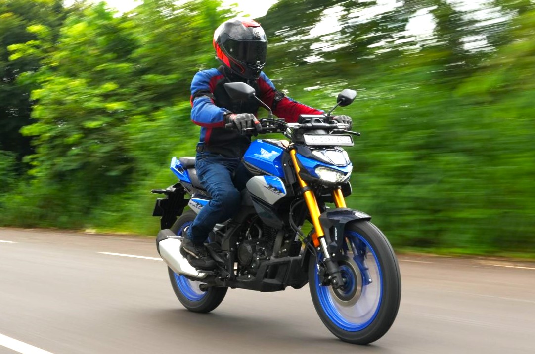 Honda CB125 Hornet front three fourth tracking shot